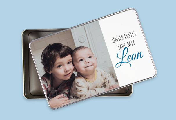 Die Dose mit Kinderfoto und Aufschrift bewahrt für euch als personalisiertes Geschenk zur Geburt erste kleine Schätze auf.