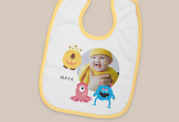 Dieses individuell gestaltete Lätzchen mit Monster-Motiven, Babyfoto und Namen schützt vor kleinen Kleckereien.