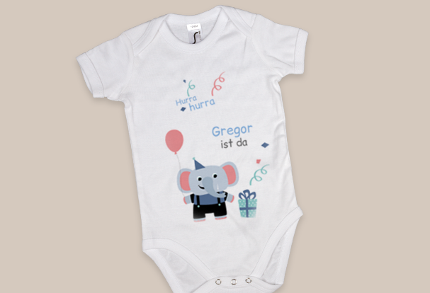 Dieser personalisierte weiße Body zur Geburt mit Namen ‚Gregor‘ und Elefanten-Motiv ist ein ideales Babygeschenk zur Geburt