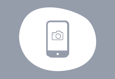 Ein Handy mit Kamerasymbol – In der ROSSMANN Fotowelt App Bilder vom Handy hochladen und kreative Bilder entwickeln.
