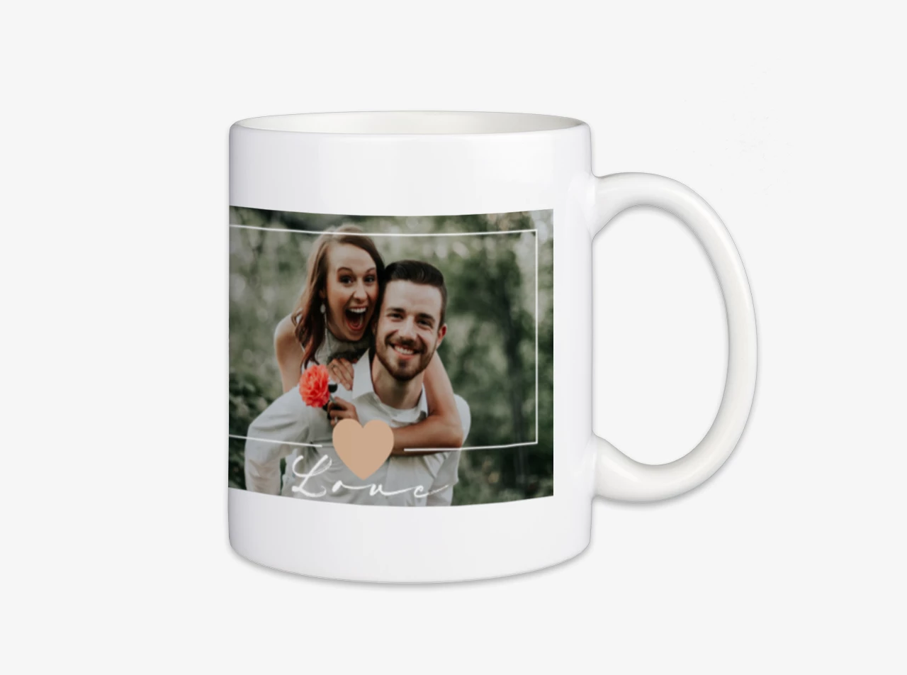 Ihr könnt in der ROSSMANN Fotowelt eine hochwertige weiße Keramik-Tasse mit Foto gestalten und bestellen. Die Oberfläche kann dabei glänzend oder auch matt sein.