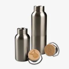 Schicke Thermosflasche mit Gravur und aus Edelstahl und mit Bambusdeckel. So könnt ihr eure Getränke stilvoll zu transportieren, ideal für den täglichen Gebrauch.