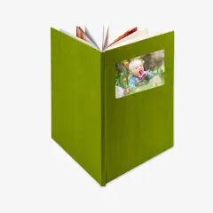 Das Fotobuch Leineneinband könnt ihr mit einem Foto auf dem Buchdeckel selbst gestalten. Die Papieroberfläche der Innenseiten erhältlich in glänzend oder sanft glänzend.