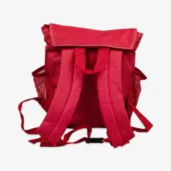 Roter Kinderrucksack mit Namen, Text und Foto selbst gestalten. Der Kindergartenrucksack hat verstellbare Gurte und zwei Seitentaschen. Tolles Geschenk für Kinder.