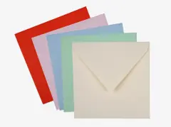 Fünf bunte Briefumschläge in den Farben Rot, Lavendel, Himmelblau, Mint und Elfenbein, in einem Fächer angeordnet.