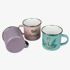 Drei individuelle Emaille-Tassen, gestaltet mit Namen, Tiermotiven und floralen Elementen – perfekt zum Bedrucken und Verschenken.