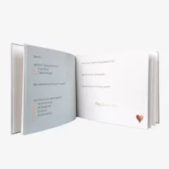 Wenn ihr ein Gästebuch gestaltet, könnt ihr eine der zahlreichen, hochwertigen Designvorlagen, die wir in der ROSSMANN Fotowelt zur Verfügung stellen, nutzen.