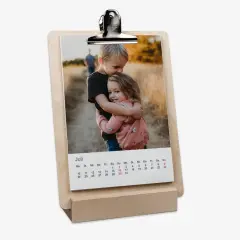In der ROSSMANN Fotowelt hochwertigen Tischkalender gestalten und bestellen. Die Kalender gibt es in verschiedenen Varianten, zum Beispiel mit Holfuß und Klemmbrett.