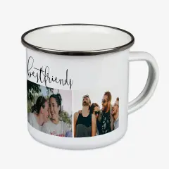 Zwei liegende Emaille-Tassen, gestaltet mit personalisierten Designs, darunter ein Name und ein Fotodruck.