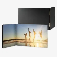 Ein Fotoaufsteller mit meheren Fotos kann problemlos ohne Standfuß aufgestellt werden. Euer Motiv kann per Direktdruck vollflächig ausbelichtet werden.