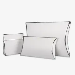 Edle, weiße Geschenkbox aus Karton in verschiedenen Formen und Größen. Für jede Art von kleinerem Fotoprodukt findet ihr die passende Verpackung zum Verschenken.