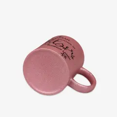 Unsere Glitzertasse besteht aus weißer Keramik mit einer satinierten Glitzeroberfläche außen. Ihr könnt sie mit individuellen Sprüchen und Motiven bedrucken lassen.